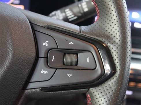 Used 2024 Chevrolet Trax RS w/ Sunroof Package FWD image 17
