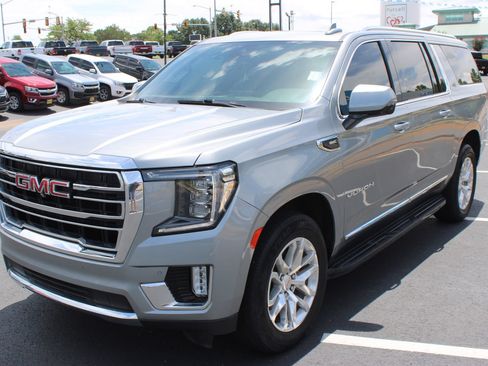 Used 2023 GMC Yukon XL SLT w/ SLT Premium Package AWD/4WD image 4
