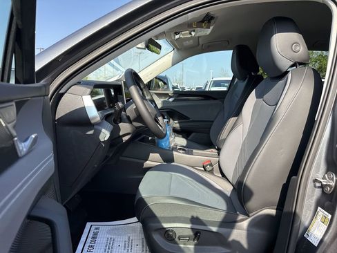 New 2025 Volkswagen Tiguan SE image 11