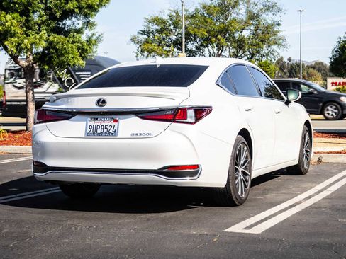 Used 2025 Lexus ES 300h w/ Premium Package image 6