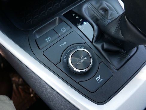 Certified 2025 Toyota RAV4 LE AWD/4WD image 25