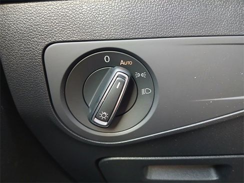 Used 2024 Volkswagen Tiguan SE w/ Panoramic Sunroof Package image 29