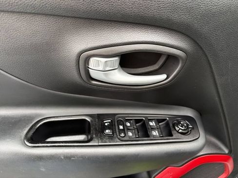 Used 2023 Jeep Renegade Trailhawk AWD/4WD image 18