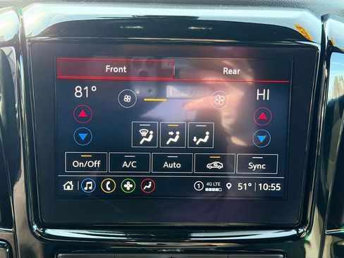 Used 2023 Chevrolet Traverse LT image 34