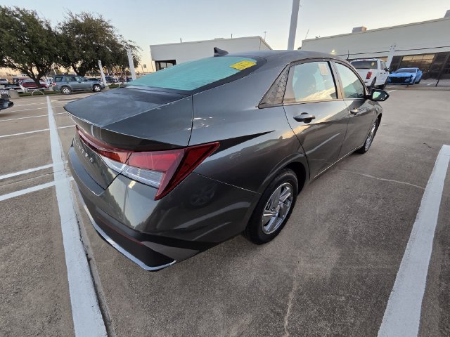 Used 2026 Hyundai Elantra SE FWD image 6
