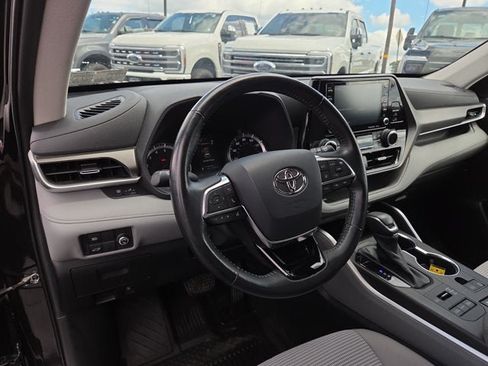 Used 2021 Toyota Highlander LE AWD/4WD image 8