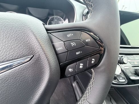 Used 2025 Chrysler Pacifica Limited FWD image 17