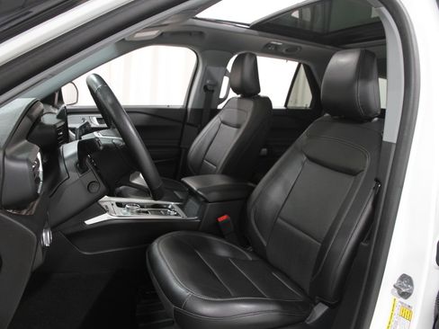 Certified 2022 Ford Explorer Limited w/ Equipment Group 301A image 6