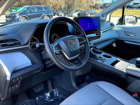 Used 2025 Toyota Sienna XLE image 18