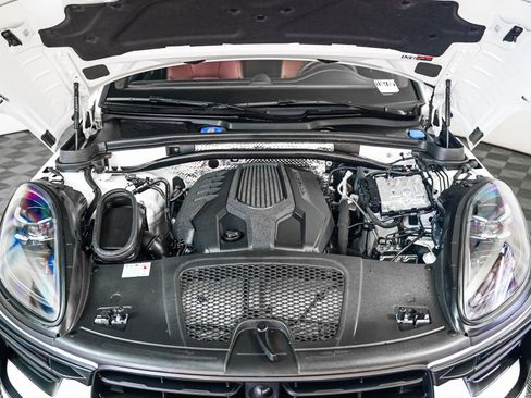 Certified 2024 Porsche Macan image 13