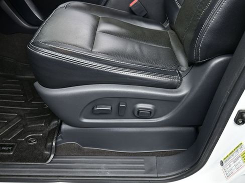 Used 2019 Nissan Titan SV w/ SV Convenience Package image 15