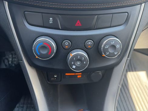Used 2020 Chevrolet Trax LT w/ LT Convenience Package AWD/4WD image 16