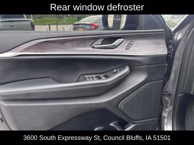 Used 2023 Jeep Grand Cherokee L Limited AWD/4WD image 16