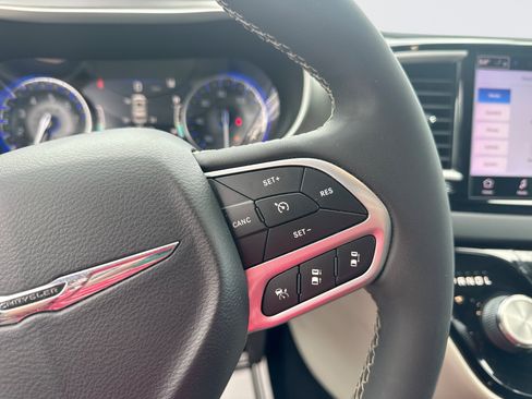 Used 2022 Chrysler Pacifica Touring-L FWD image 24