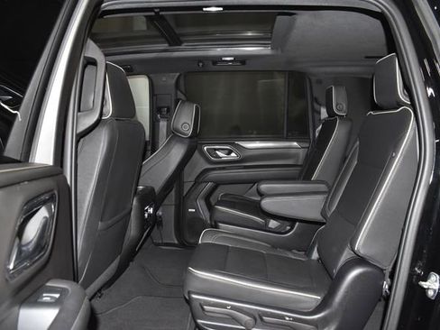 Used 2023 GMC Yukon XL SLT image 32