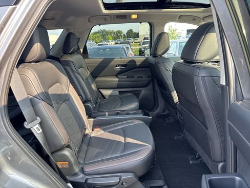 Used 2024 Nissan Pathfinder Platinum AWD/4WD image 27