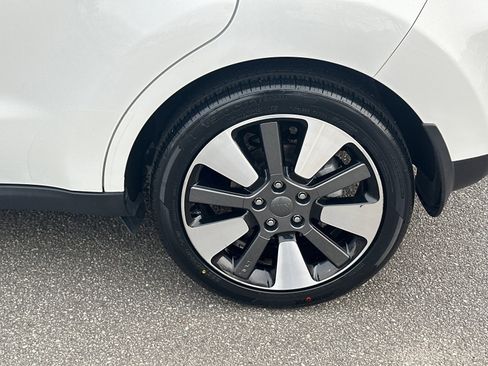 Used 2017 Kia Soul + image 19