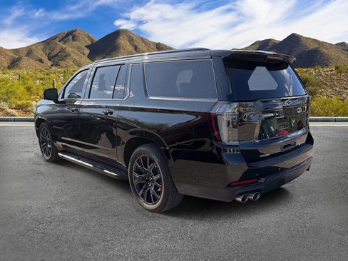 Used 2025 Chevrolet Suburban RST w/ RST Capability Package AWD/4WD image 5