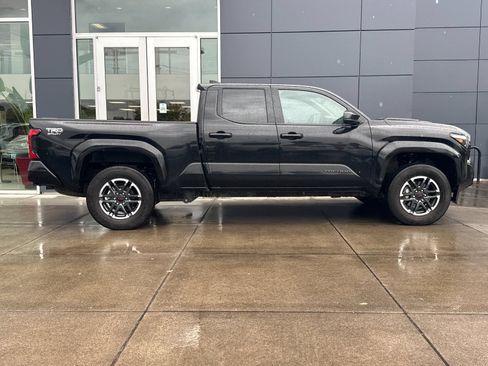 Used 2025 Toyota Tacoma TRD Sport AWD/4WD image 2