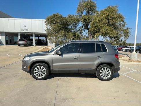 Used 2011 Volkswagen Tiguan SE FWD image 3
