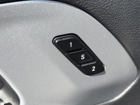 Used 2025 Chrysler Pacifica Limited FWD image 25