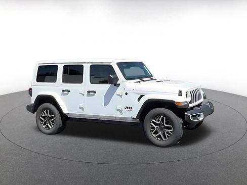 Used 2025 Jeep Wrangler Unlimited Sahara AWD/4WD image 2