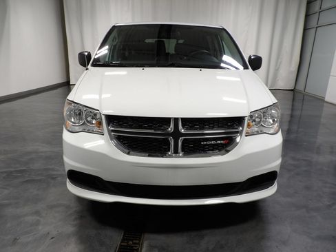 Used 2019 Dodge Grand Caravan SE w/ UConnect Hands-Free Group FWD image 2