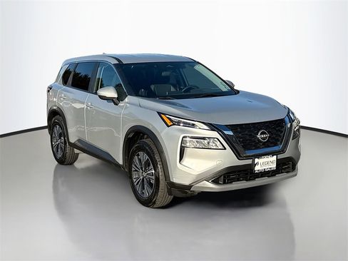 Used 2022 Nissan Rogue SV image 3