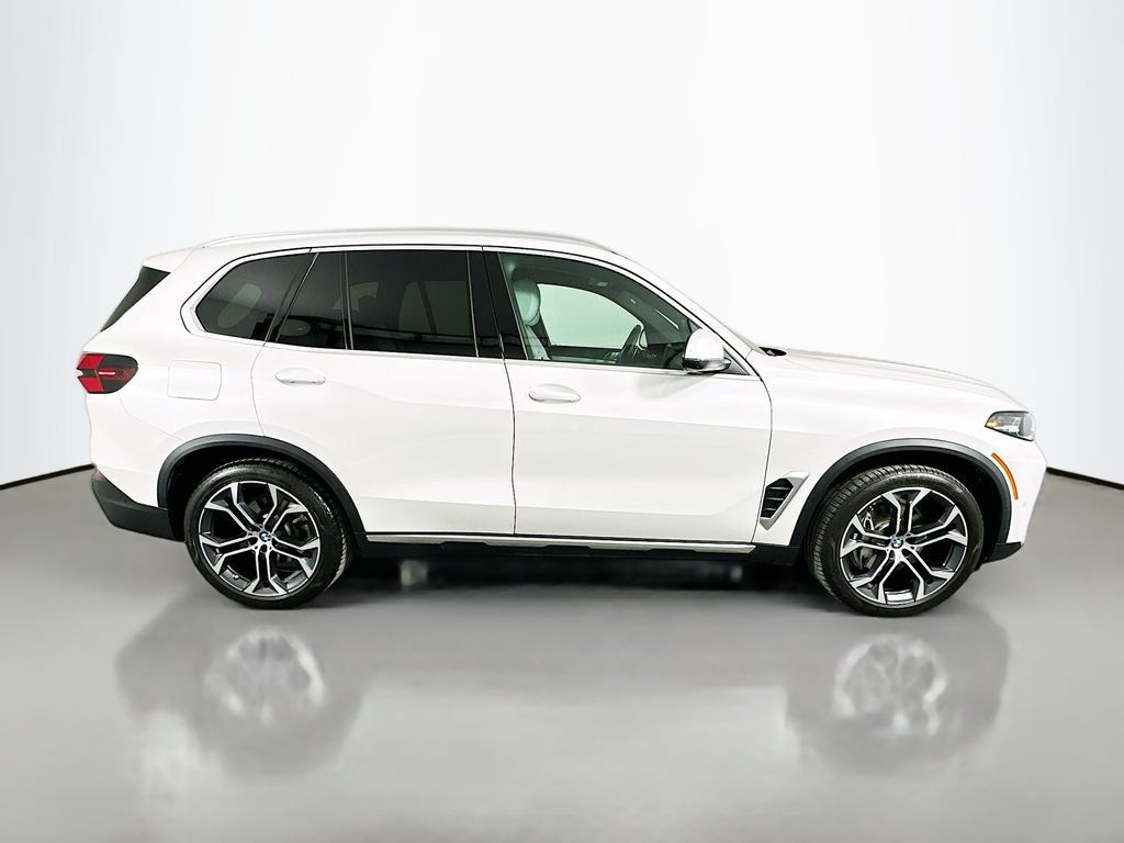 Certified 2024 BMW X5 xDrive40i w/ Parking Assistance Package AWD/4WD image 4
