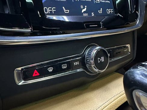 Used 2018 Volvo S90 T5 Momentum w/ Convenience Package image 21