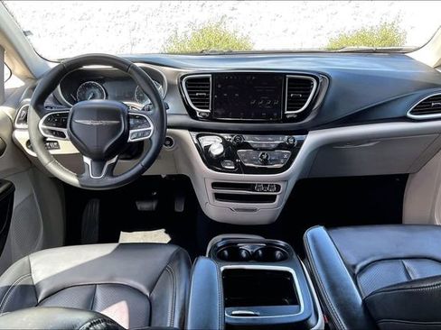 Used 2023 Chrysler Pacifica Touring-L FWD image 15