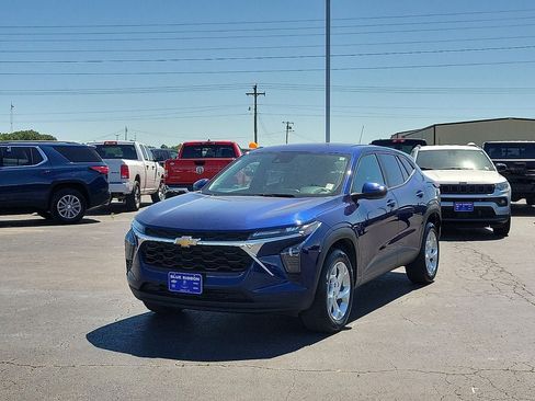 Used 2024 Chevrolet Trax LS w/ LS Convenience Package FWD image 2