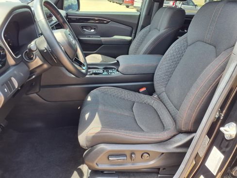 Used 2025 Honda Pilot Sport image 23