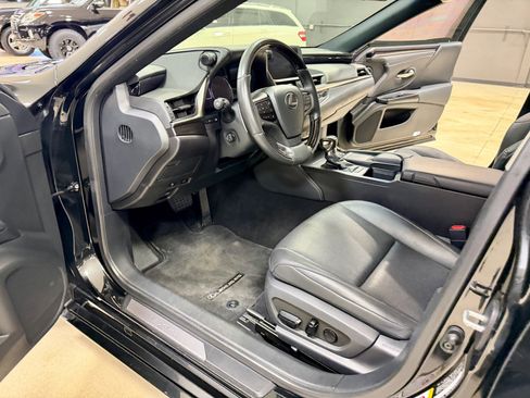 Used 2019 Lexus ES 350 Ultra Luxury w/ Premium Package image 21