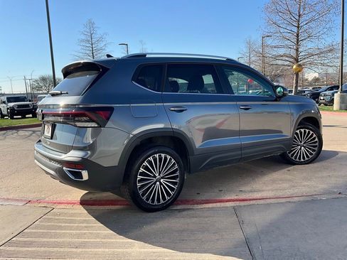 Used 2025 Volkswagen Taos SE image 6