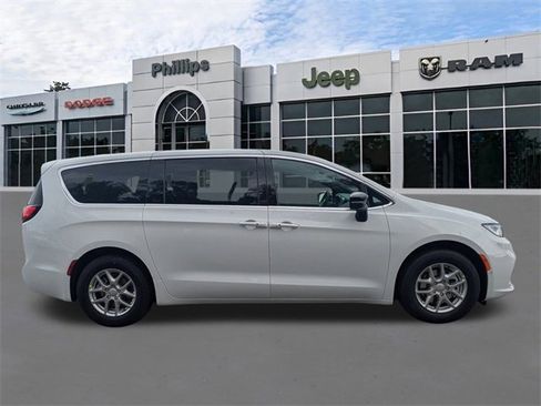 New 2026 Chrysler Pacifica Select image 4