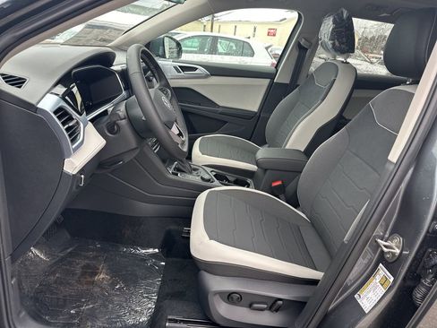 New 2026 Volkswagen Taos SE image 9