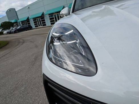 Used 2023 Porsche Macan image 9