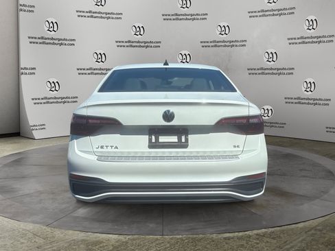 Used 2024 Volkswagen Jetta SE FWD image 4