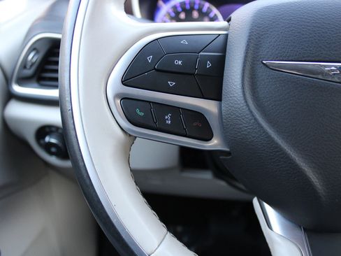 Used 2020 Chrysler Pacifica Limited image 13