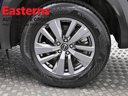 Used 2025 Nissan Pathfinder SV FWD image 33