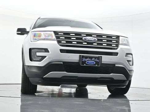 Used 2017 Ford Explorer XLT w/ Equipment Group 202A AWD/4WD image 47