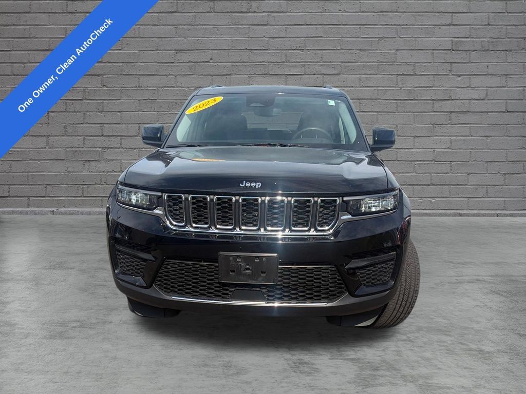 Used 2023 Jeep Grand Cherokee Laredo X AWD/4WD image 2