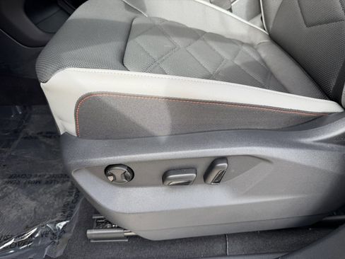 Used 2025 Volkswagen Atlas Peak Edition SE image 31