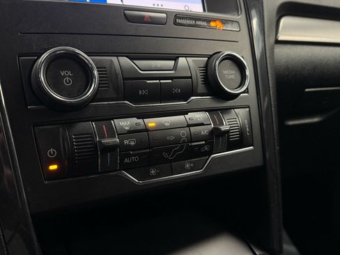 Used 2019 Ford Explorer XLT w/ Equipment Group 201A AWD/4WD image 27