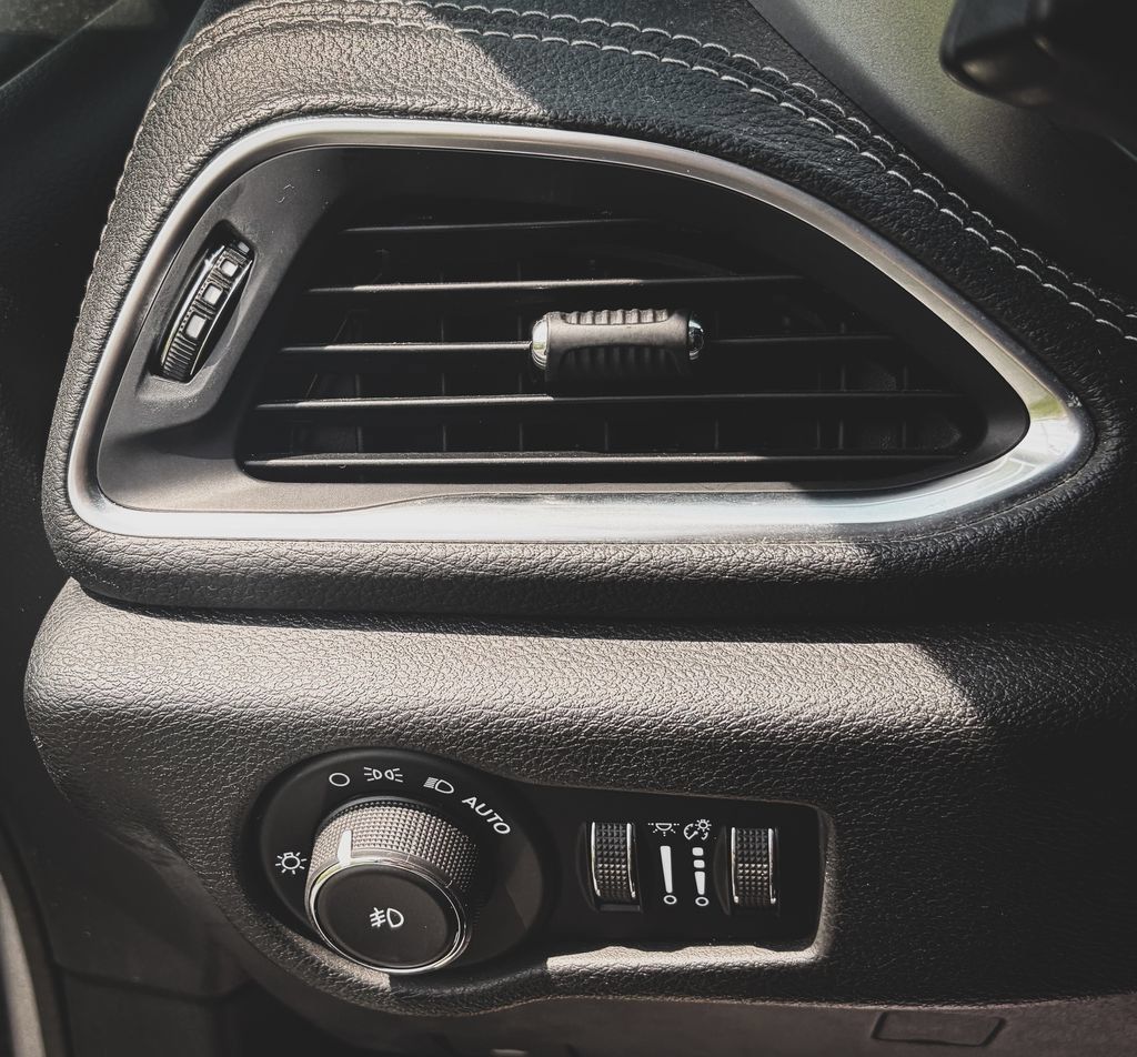 Used 2019 Chrysler Pacifica Limited w/ S Appearance Package FWD image 8