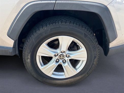 Used 2021 Toyota RAV4 LE AWD/4WD image 5