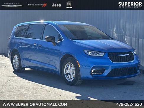 New 2026 Chrysler Pacifica Select image 1
