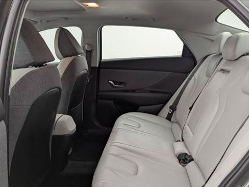 Used 2025 Hyundai Elantra Limited FWD image 17