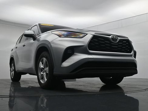 Used 2023 Toyota Highlander LE FWD image 30
